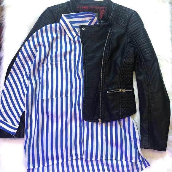 Tops - Nueva* Blusa de rayas azul con blanco sz S